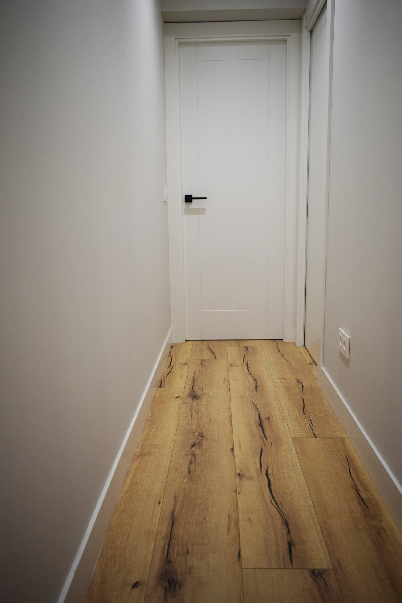 Puerta 9 y suelo laminado